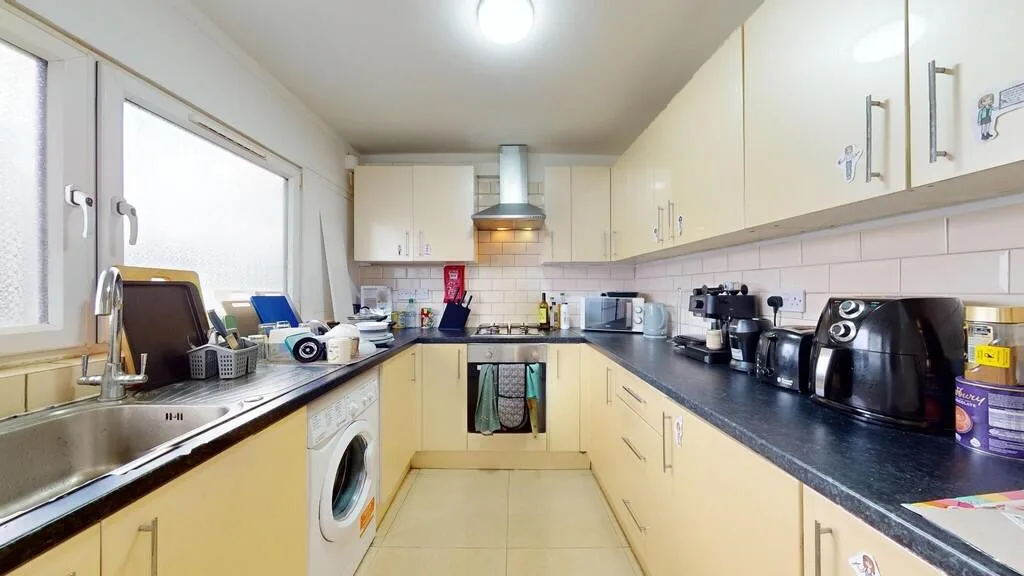 4 bedroom maisonette for rent