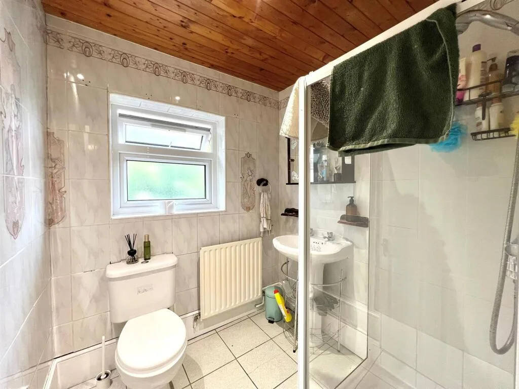 3 bedroom end of terrace house for rent