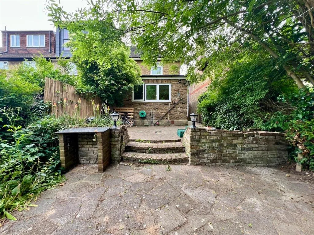 3 bedroom end of terrace house for rent