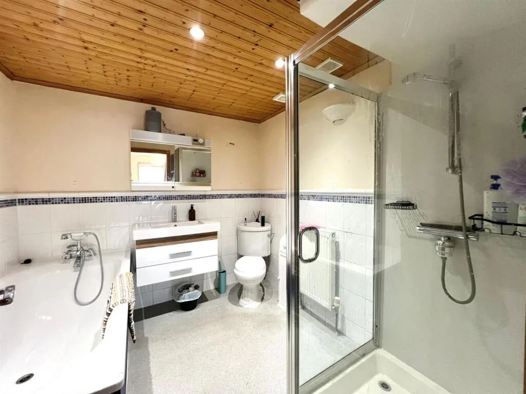 3 bedroom end of terrace house for rent