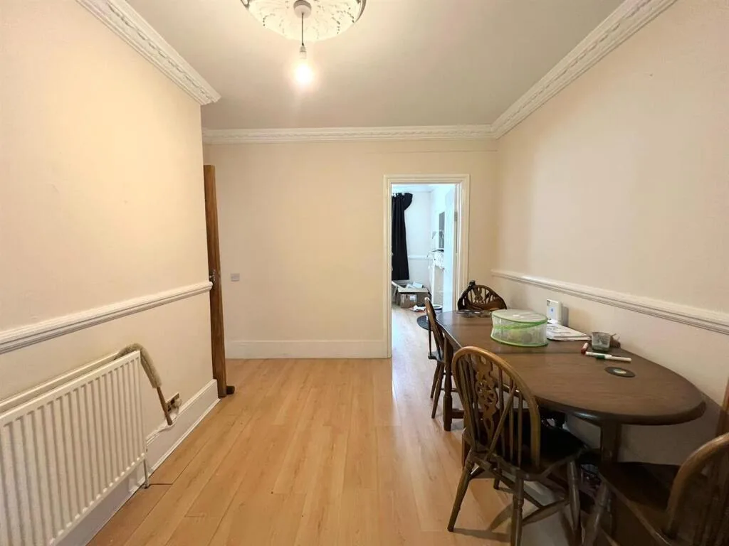 3 bedroom end of terrace house for rent