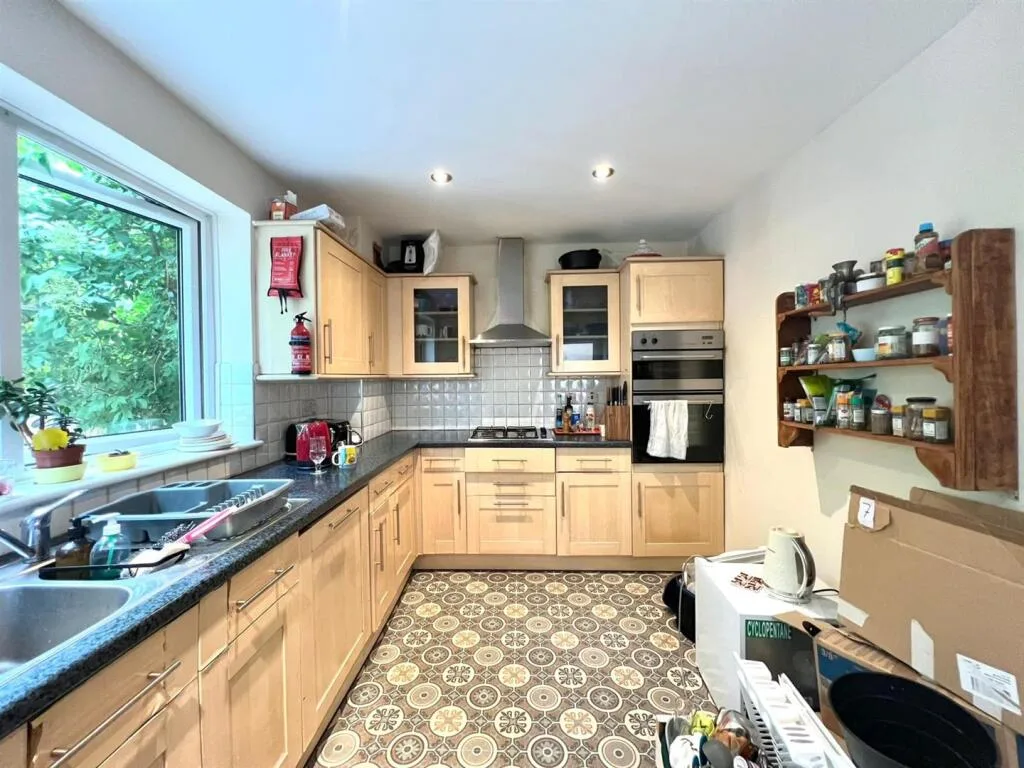3 bedroom end of terrace house for rent