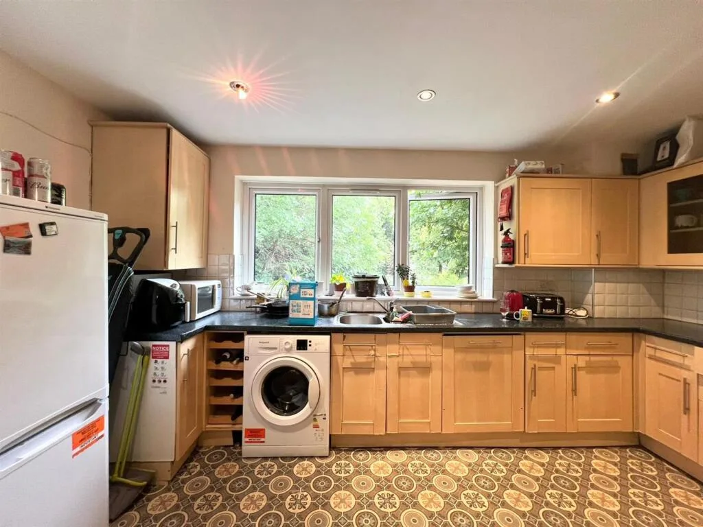 3 bedroom end of terrace house for rent