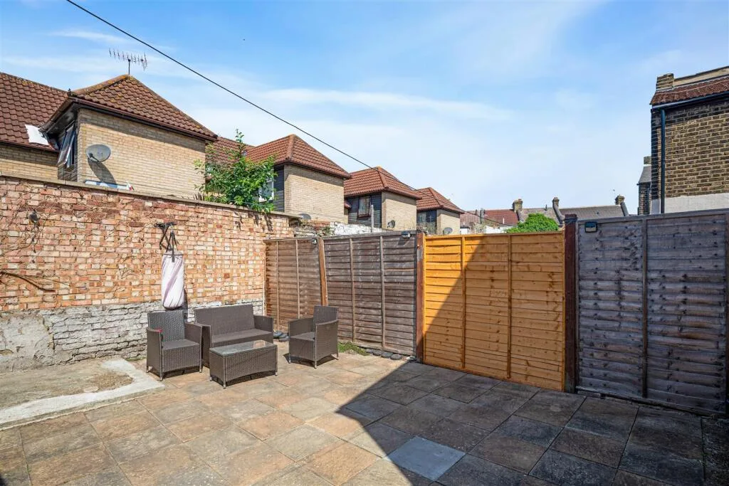 2 bedroom house for rent