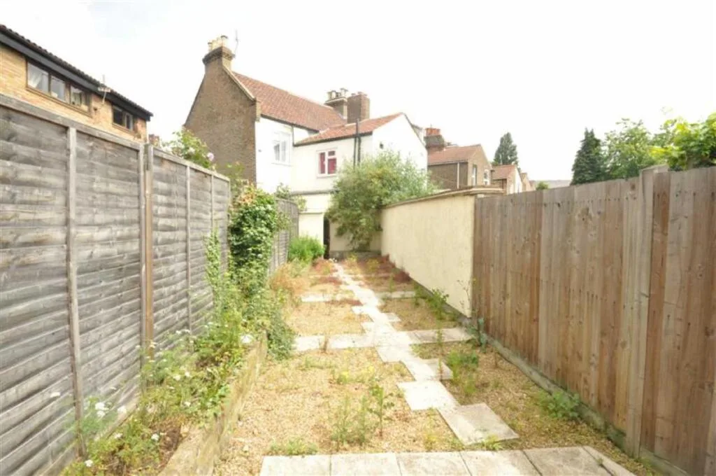 2 bedroom end of terrace house for rent