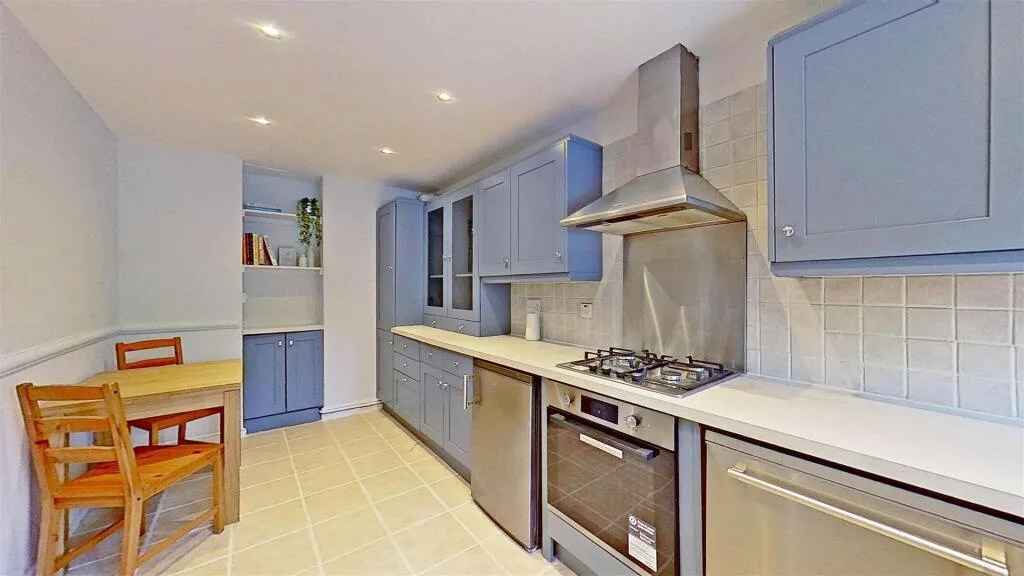 3 bedroom semi-detached house for rent