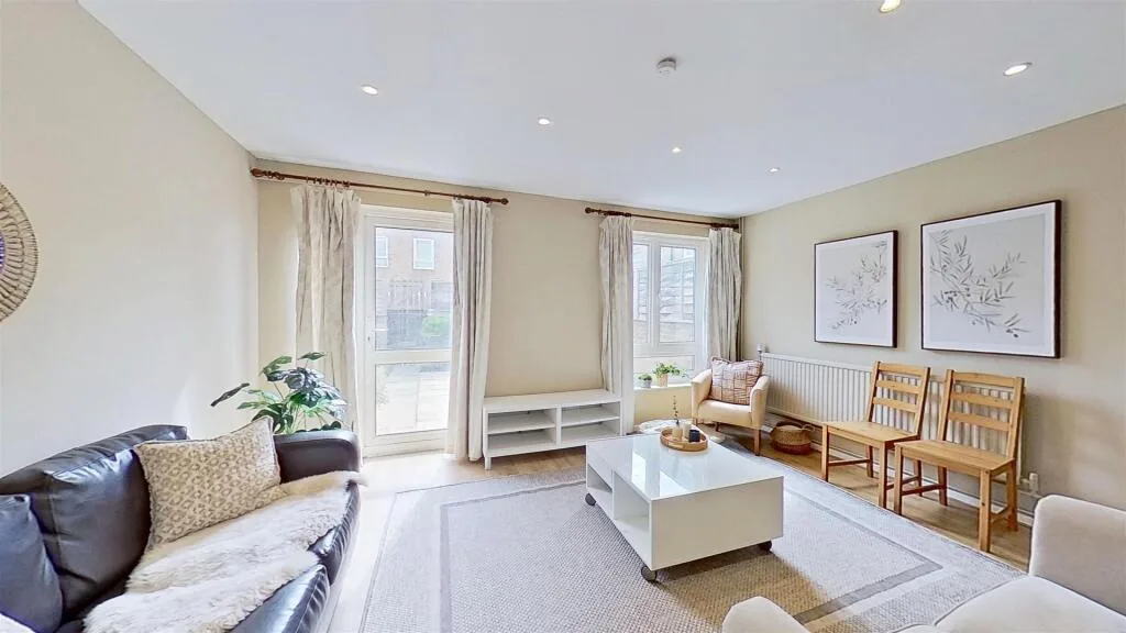 3 bedroom semi-detached house for rent