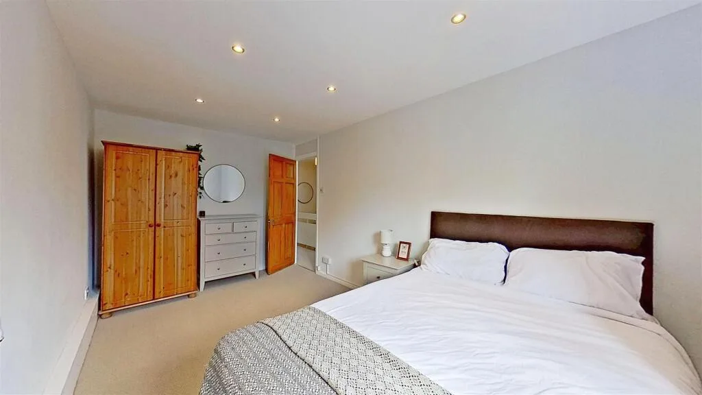 3 bedroom semi-detached house for rent