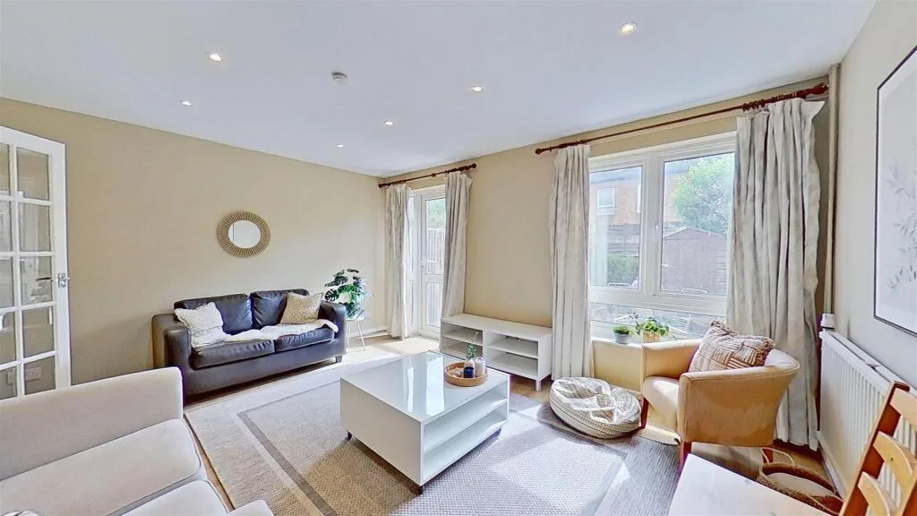 3 bedroom semi-detached house for rent