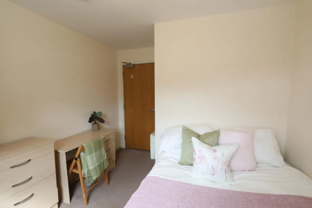5 bedroom flat for rent