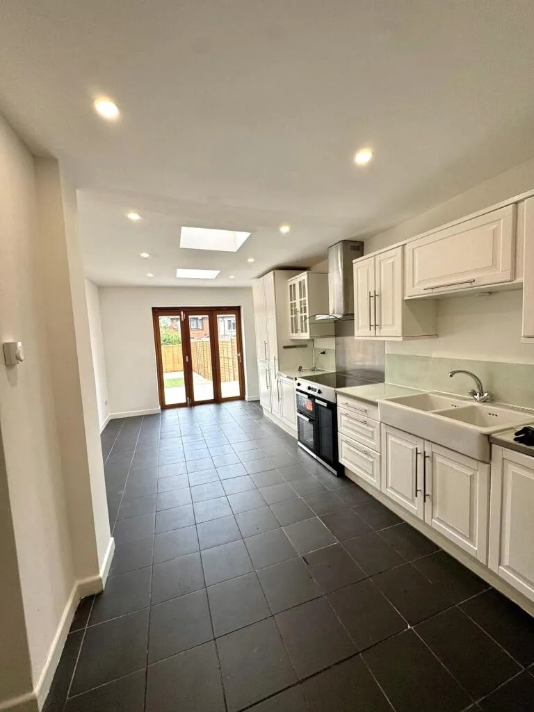 3 bedroom end of terrace house for rent
