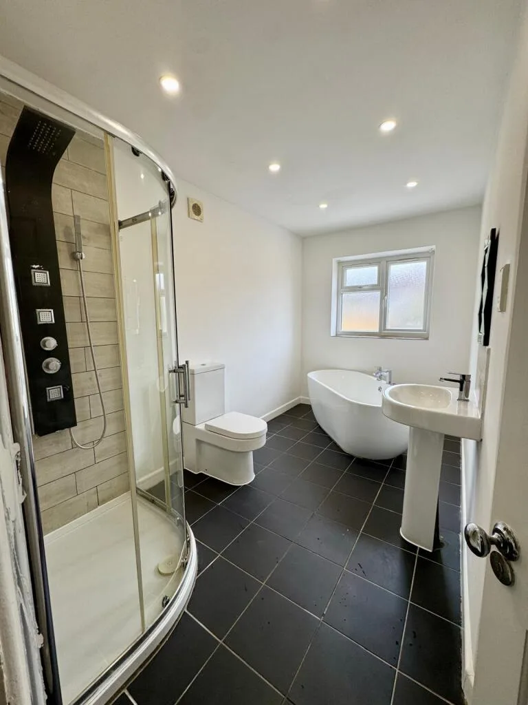 3 bedroom end of terrace house for rent