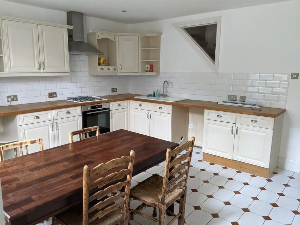 2 bedroom maisonette for rent