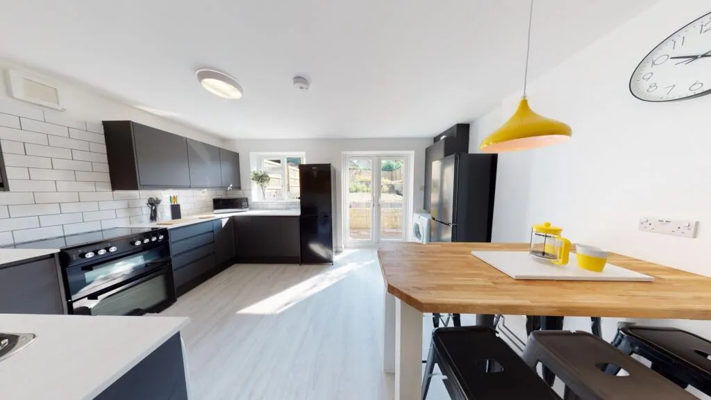 6 bedroom semi-detached house for rent