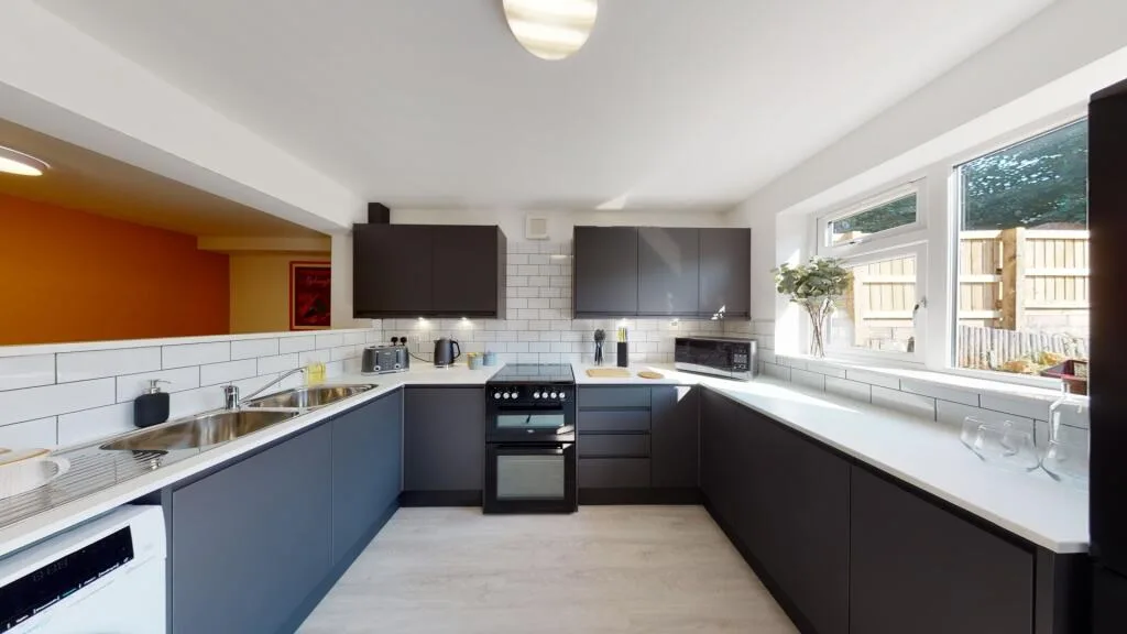 6 bedroom semi-detached house for rent