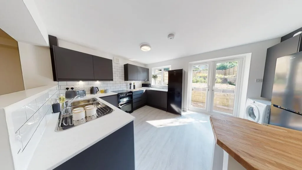 6 bedroom semi-detached house for rent