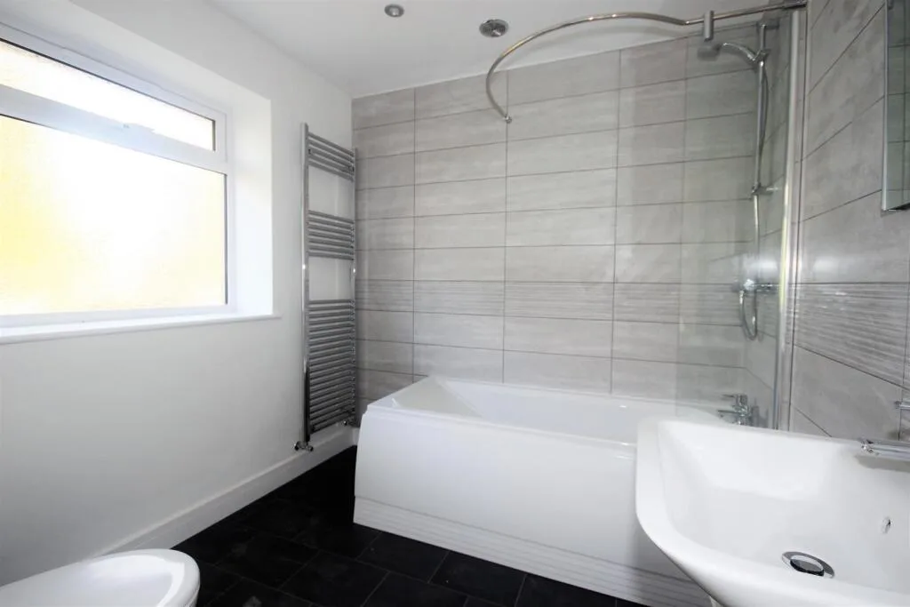 3 bedroom end of terrace house for rent
