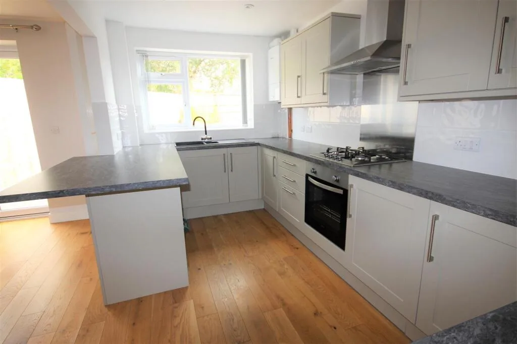 3 bedroom end of terrace house for rent