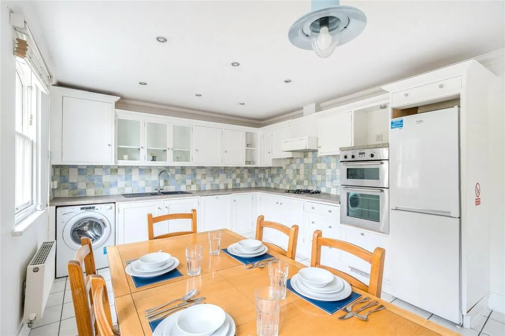 5 bedroom end of terrace house for rent