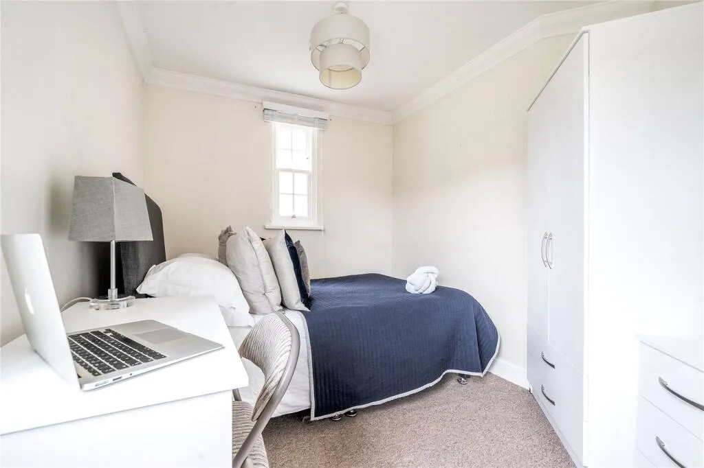 5 bedroom end of terrace house for rent