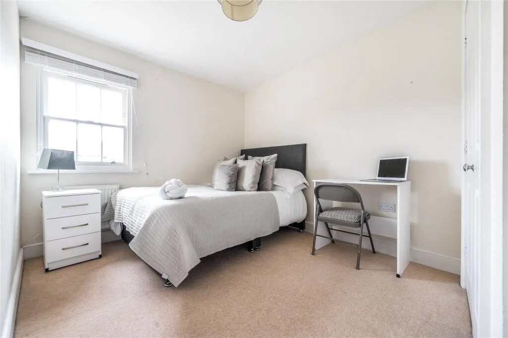 5 bedroom end of terrace house for rent