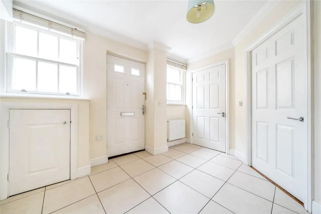 5 bedroom end of terrace house for rent