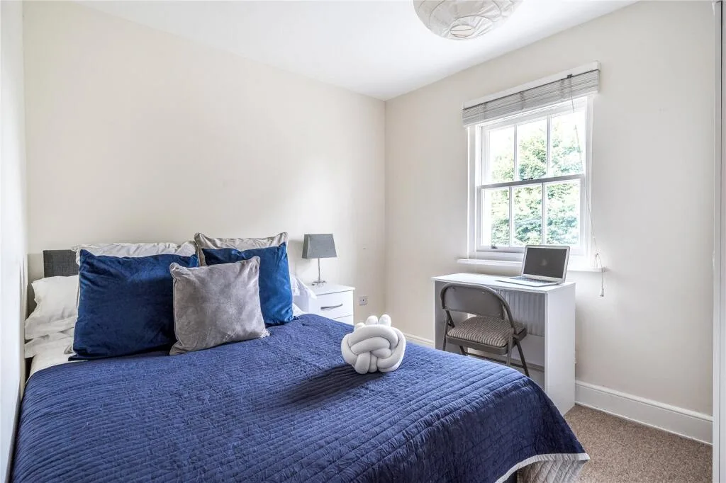 5 bedroom end of terrace house for rent