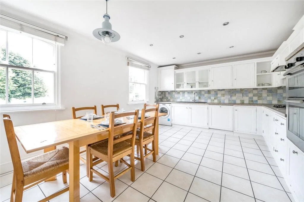 5 bedroom end of terrace house for rent