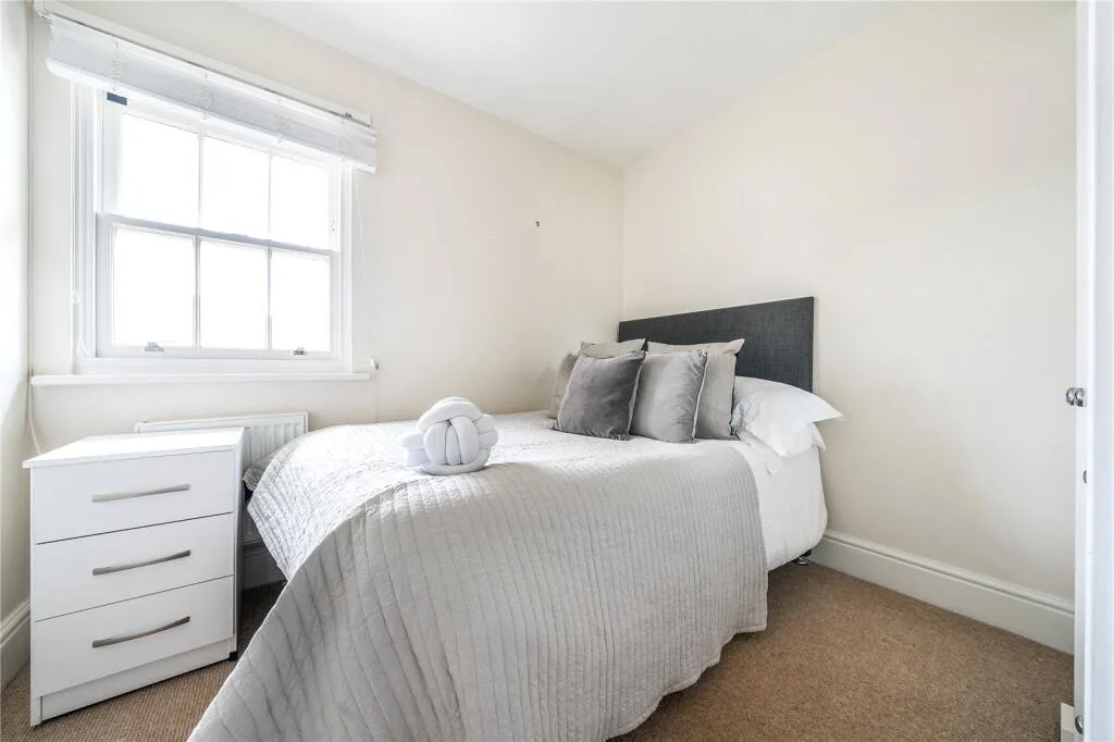 5 bedroom end of terrace house for rent