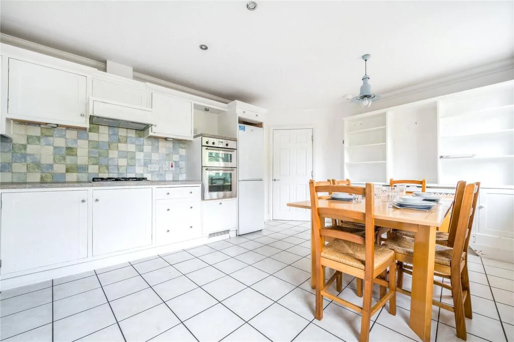 5 bedroom end of terrace house for rent