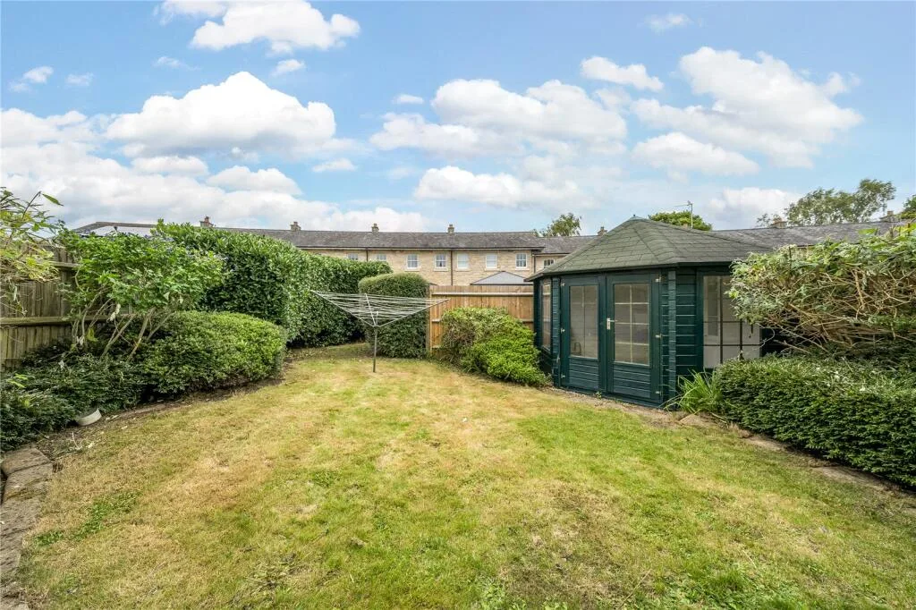 5 bedroom end of terrace house for rent