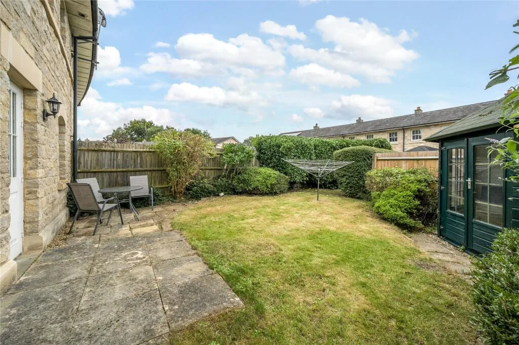 5 bedroom end of terrace house for rent
