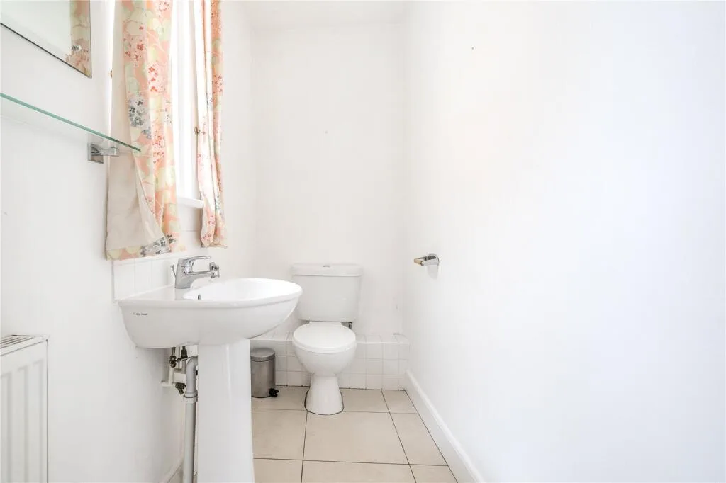 5 bedroom end of terrace house for rent