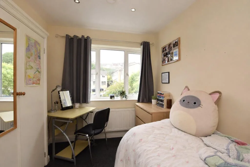 6 bedroom semi-detached house for rent