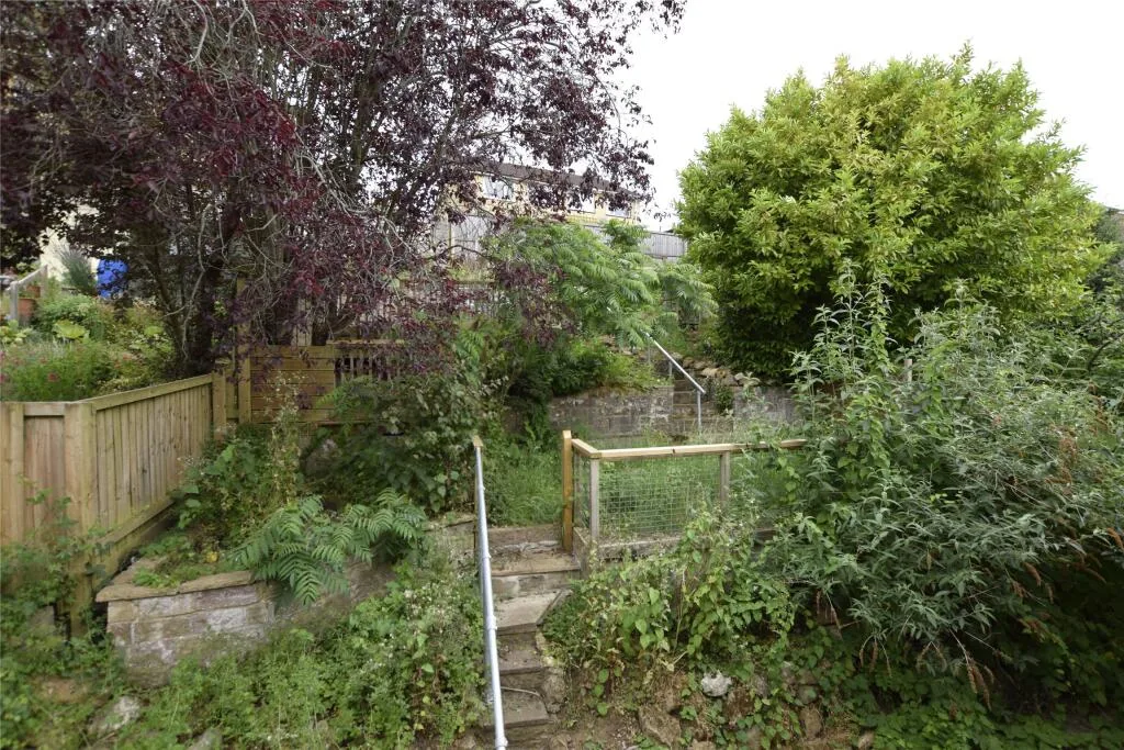 6 bedroom semi-detached house for rent