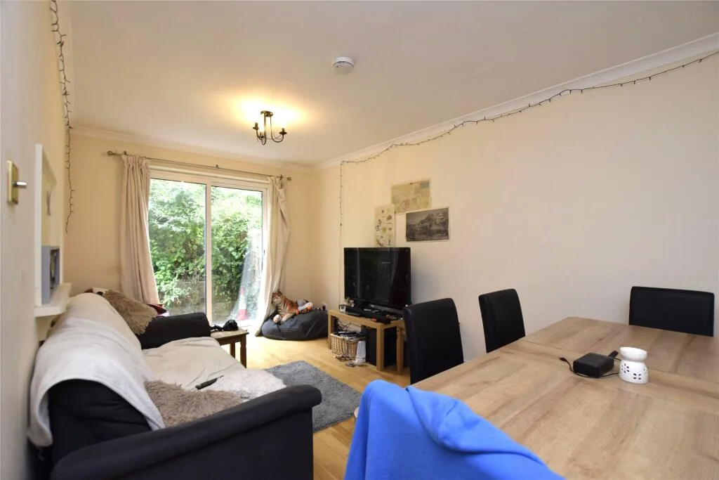 6 bedroom semi-detached house for rent