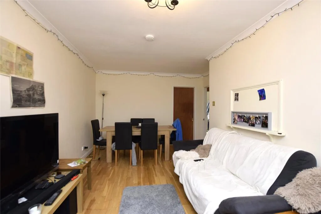 6 bedroom semi-detached house for rent