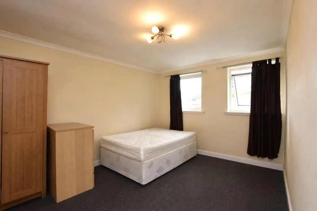 6 bedroom semi-detached house for rent