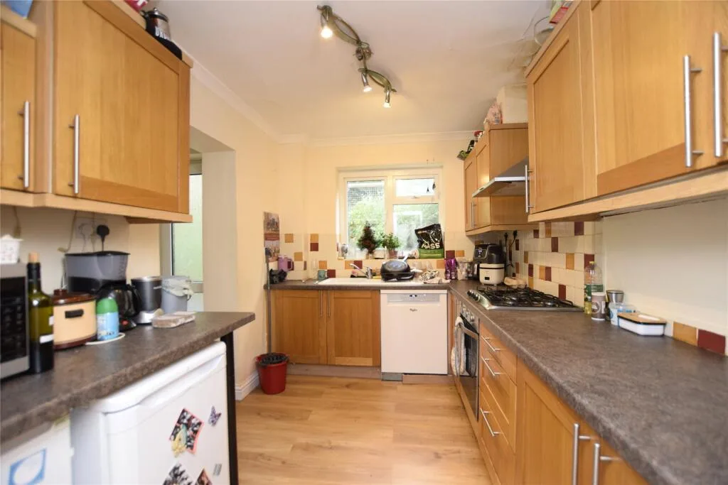 6 bedroom semi-detached house for rent