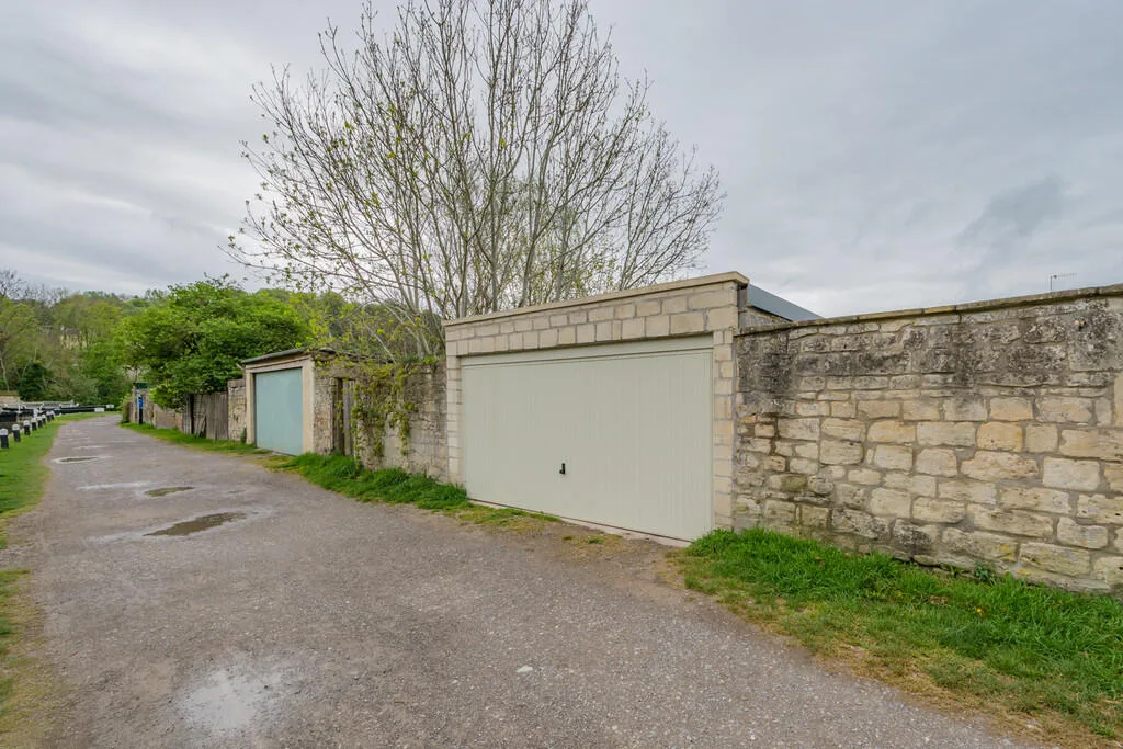 Garage for rent