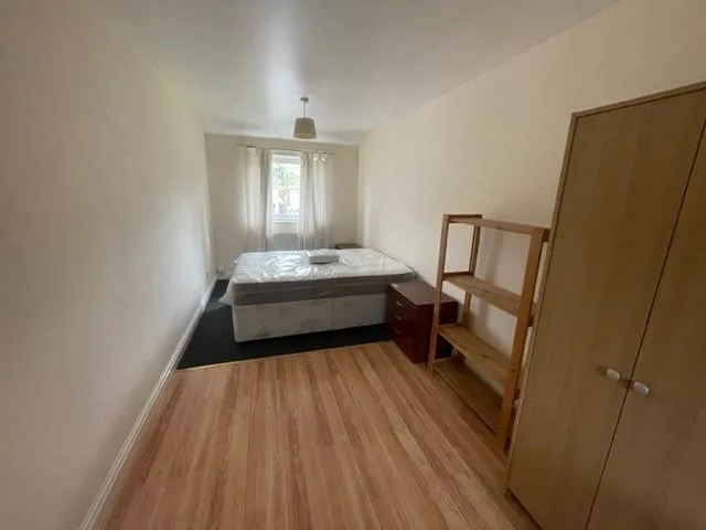 6 bedroom semi-detached house for rent