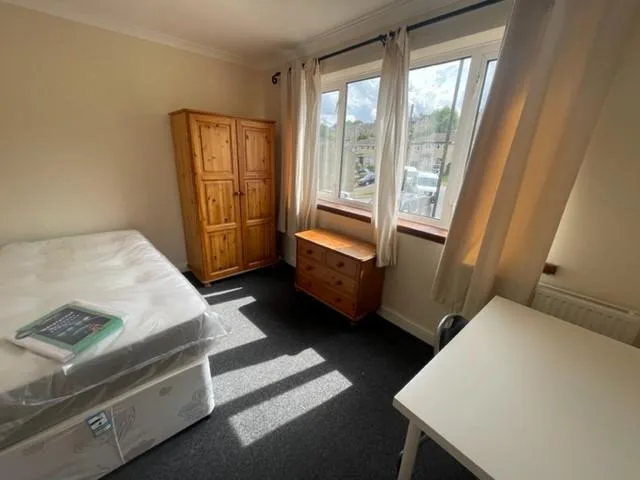 6 bedroom semi-detached house for rent