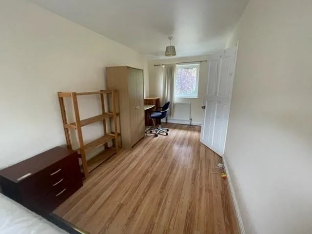 6 bedroom semi-detached house for rent