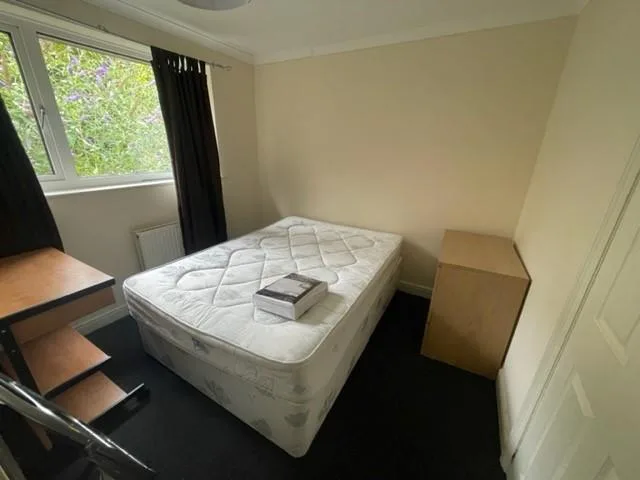 6 bedroom semi-detached house for rent