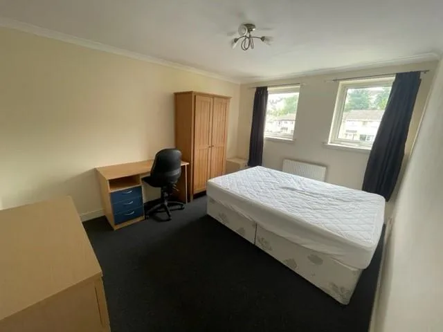 6 bedroom semi-detached house for rent