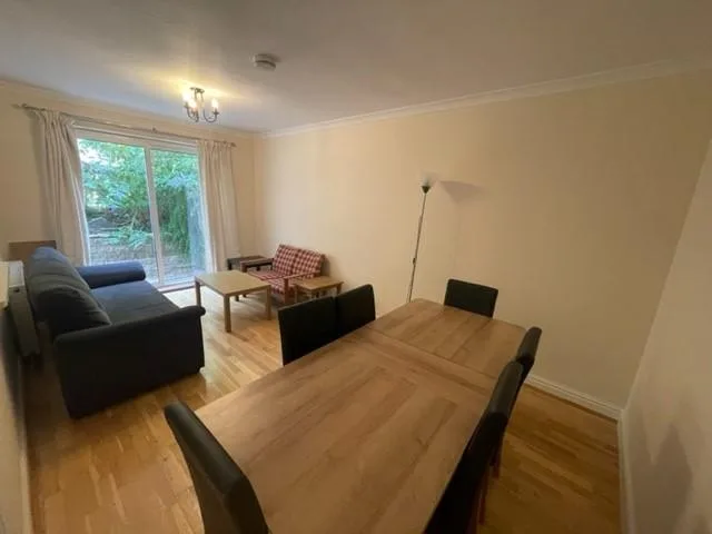6 bedroom semi-detached house for rent