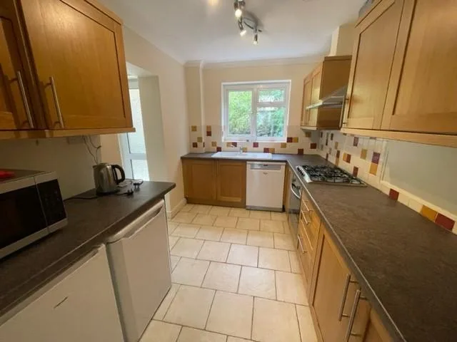 6 bedroom semi-detached house for rent
