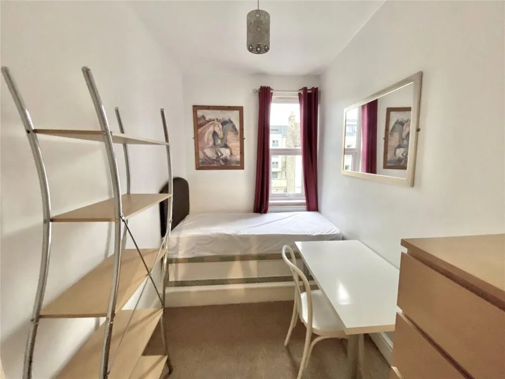5 bedroom end of terrace house for rent
