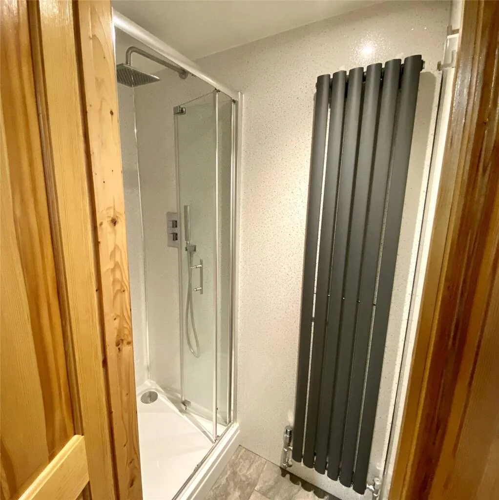 5 bedroom end of terrace house for rent