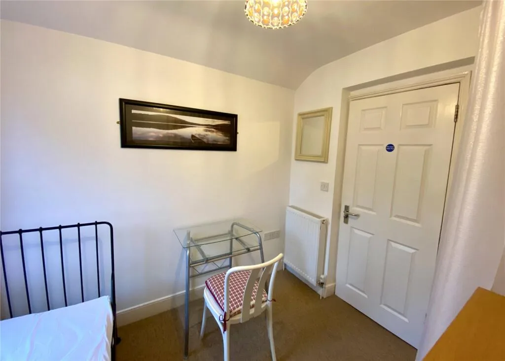 5 bedroom end of terrace house for rent